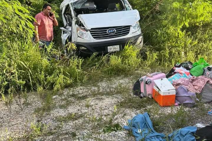 Reportan fuerte accidente en el municipio de Bacalar con saldo de 11 personas lesionadas