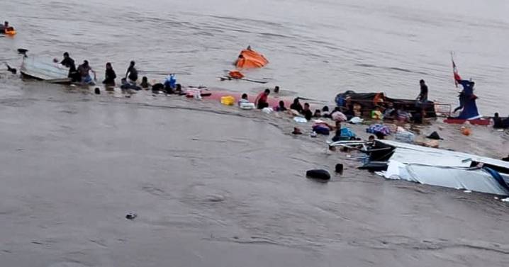 Doce muertos y decenas de desaparecidos por deslave en puerto de Perú