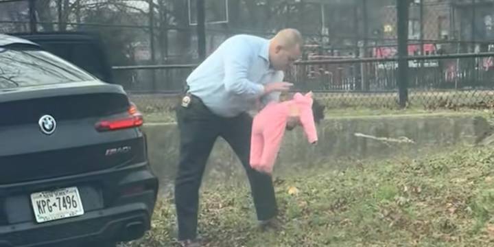 Un policía de Nueva York salvó a una bebé en estado crítico y el video conmovió en las redes