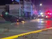 Pierde el control y vuelca en la calle Rosales y 27 