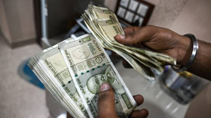 Foreign banks chase rupee deals as offshore debt sales slow