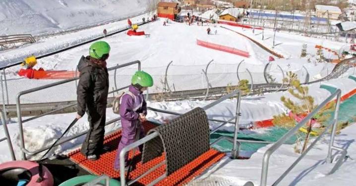 La montaña rusa a más de 2.000 metros de Sierra Nevada: así es el parque de atracciones de nieve de Granada