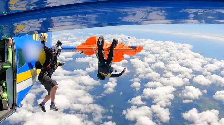 Paracaidista Queda Colgado de un Avión y se Salva al Co...