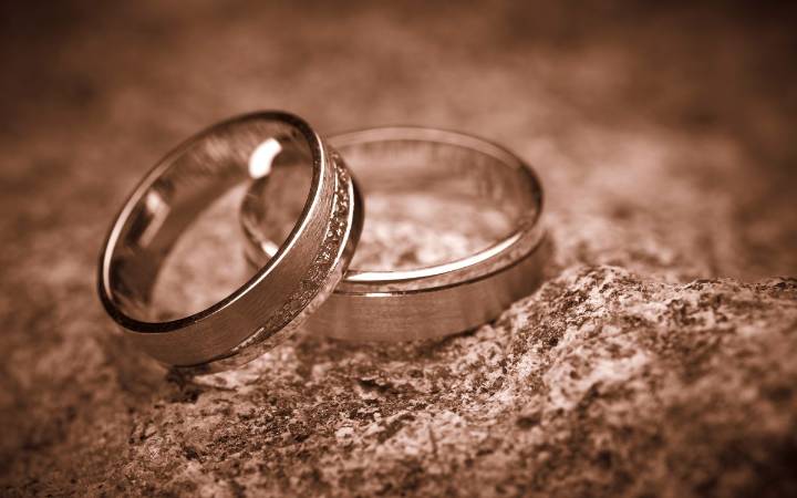 India | Mujer se casa con el cadáver de su novio; la familia lo asesinó por su casta