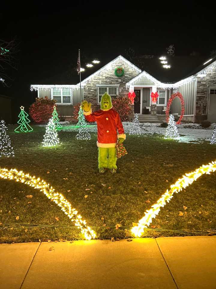 Catch Grinch Prowling At Vernal Light Display On 441 West 1070 South