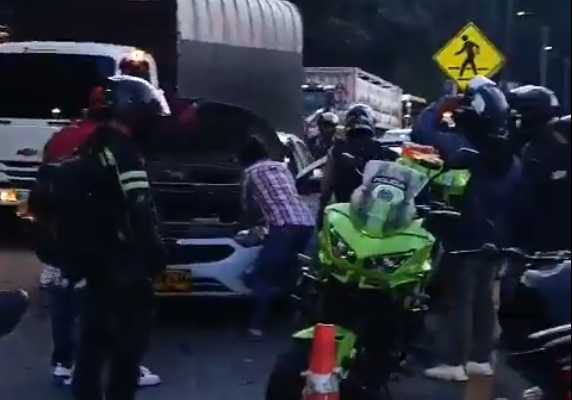 Explosión en peaje de Copacabana deja un muerto y varios heridos