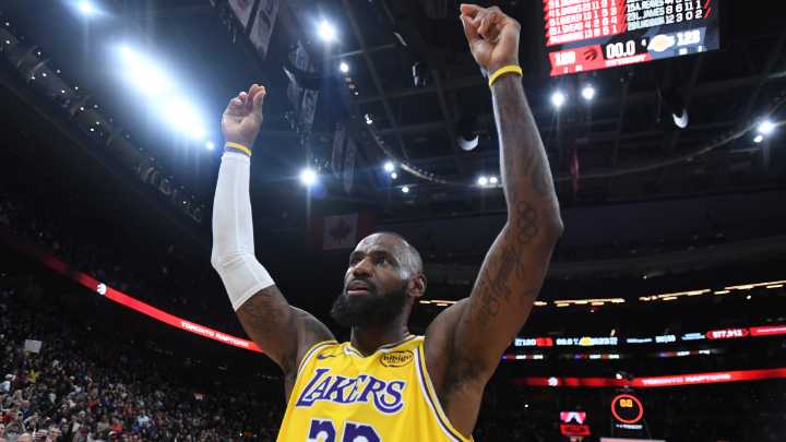 LeBron James' double-digit scoring streak ends in the most LeBron way possible