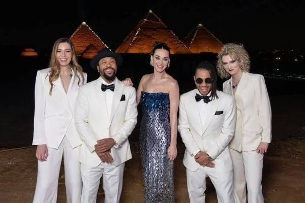 Canta Katy Perry frente a las Pirámides de Giza