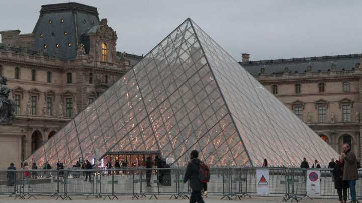 "Annus horribilis" del Louvre: Fuga de agua destruyó antigüedades de Egipto