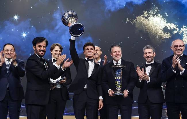 ¡Por fin lo levanta! Lando Norris recibe el trofeo de campeón de la Fórmula 1
