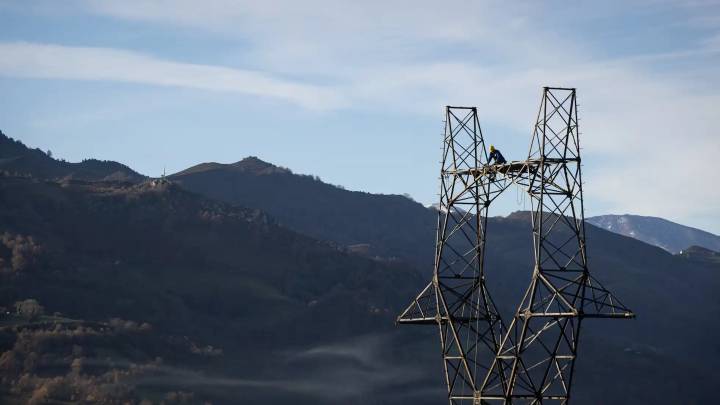 La Unión Europea acelera proyectos de redes eléctricas para contener los precios de la energía y reforzar su seguridad energética