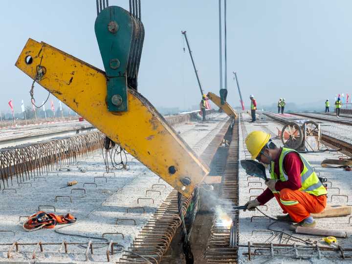 Reforma laboral: el Gobierno impulsa recortes en las indemnizaciones y una fuerte rebaja de los aportes patronales