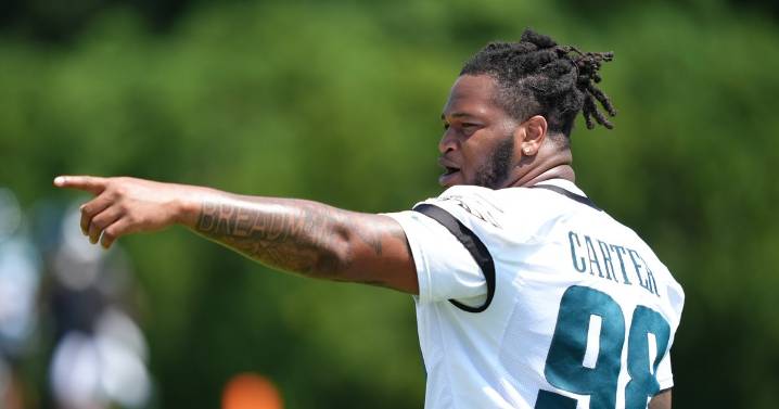 Report: Eagles DL Jalen Carter had procedure on both shoulders, won't play vs. Chargers