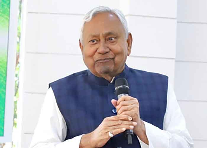 Nitish Kumar reviews various projects in Bihar’s Nawada; interacts with students, Jeevika Didis