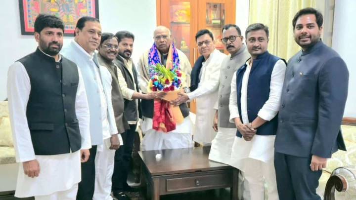 Telangana CM meets Congress high command in Delhi