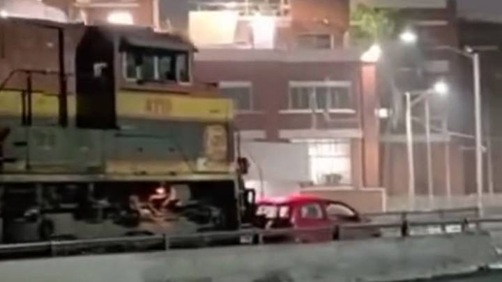 Auto se atora en las vías y termina arrollado por el tren en Monterrey
