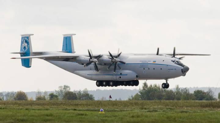 Accidente aéreo en Rusia: un avión militar se estrella en un embalse y deja siete muertos