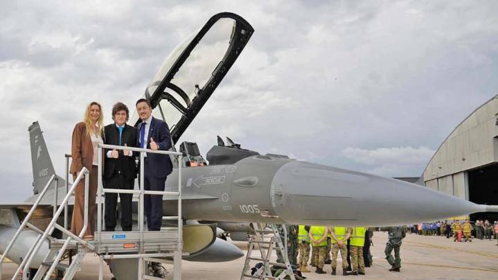 Milei recibió con euforia a los primeros seis F-16 de media vida comprados al reino de Dinamarca