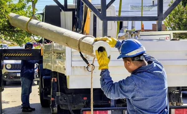 Servicoop avanza con la instalación de nuevas columnas de hormigón