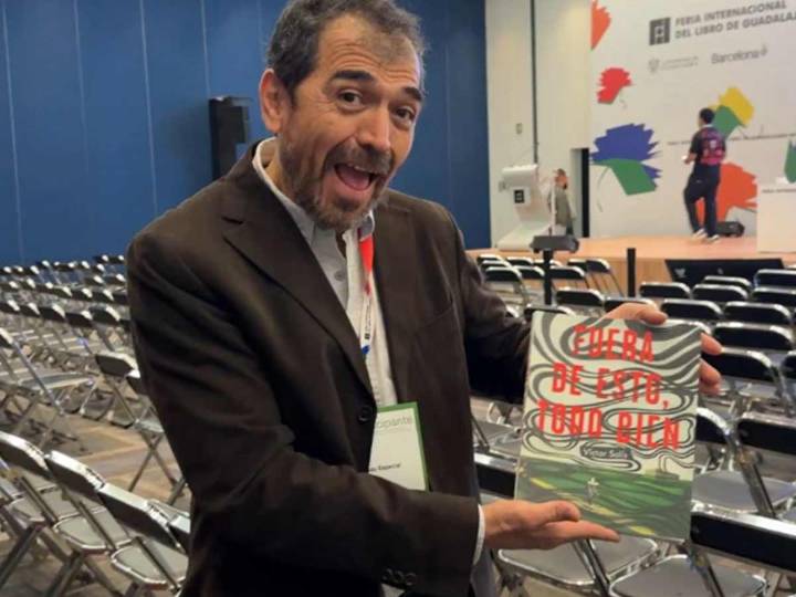 Víctor Solís, caricaturista de Excélsior, reflexiona en la FIL Guadalajara