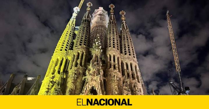 La Sagrada Familia ilumina la torre de Bernabé, la única que Gaudí vio completada
