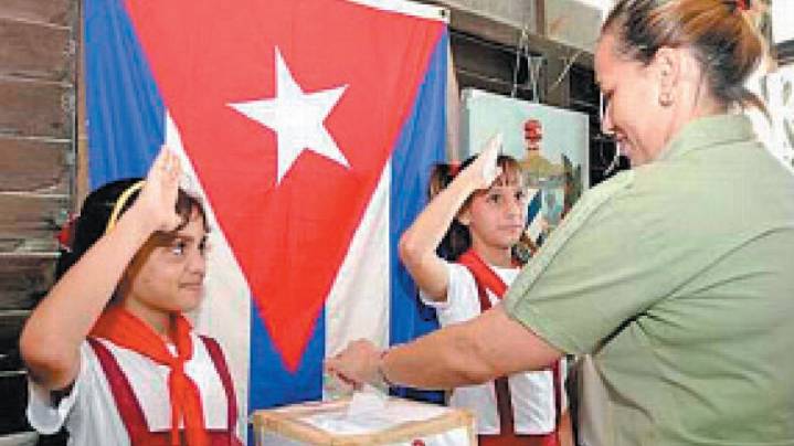 Cuba autoriza transacciones en dólares en medio de crisis económica