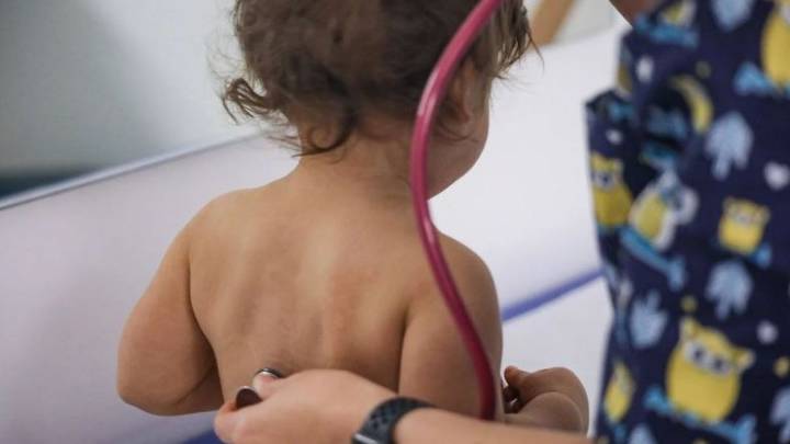 Tos convulsa: 7 niños murieron en el país, uno de ellos en Santa Fe, y los contagios no paran