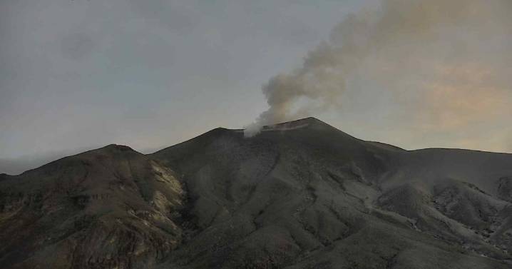 Volcán Puracé: emitió 10 columnas de ceniza de hasta 700 metros de altura y sigue en alerta naranja