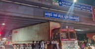 Bengaluru Truck freed using 'air down' method in Bengaluru