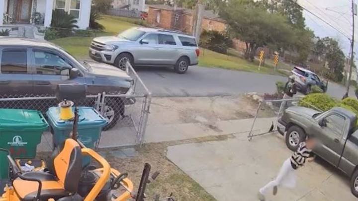 Agentes de ICE persiguen a una mujer hasta su casa en Louisiana