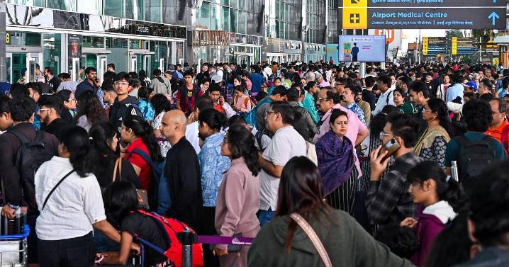 Over 800 IndiGo flights cancelled on Saturday