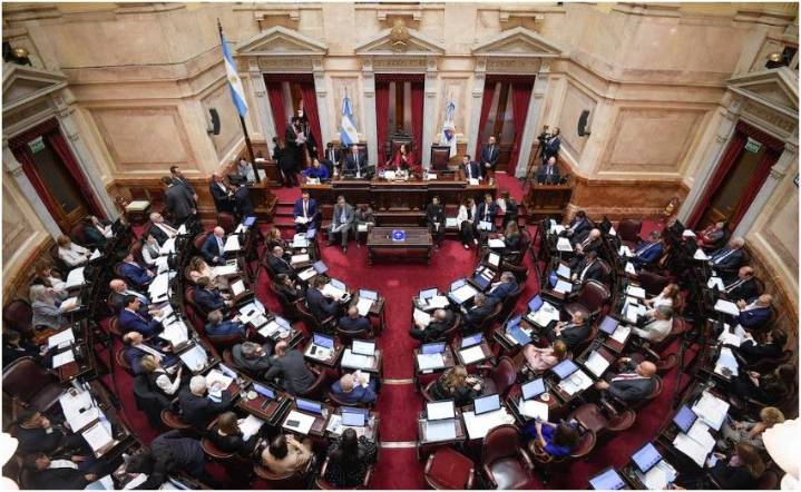 El Gobierno rechaza las críticas de la oposición e insistirá en tratar la reforma laboral en el Senado