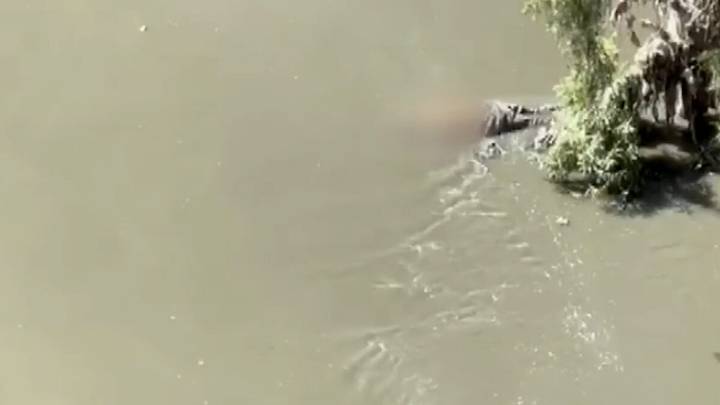 Localizan cadáver dentro de un caño de agua