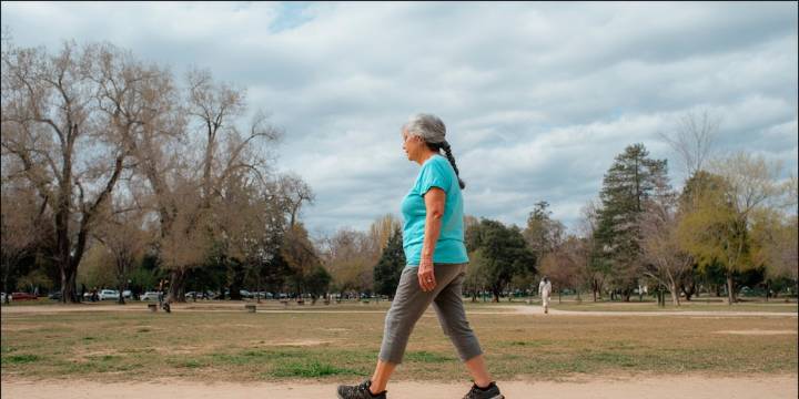 Tropezó y cayó en una vereda en mal estado: para la Justicia, la municipalidad es responsable