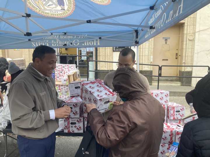 UPDATE Fordham Students, CB7 Join Alvarez, Feliz, ICNA Relief & More for Thanksgiving Giveaway