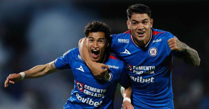 ¡Con pifia del ‘Chicharito’! Cruz Azul se clasifica a semifinales de la Liga MX tras vencer a Chivas