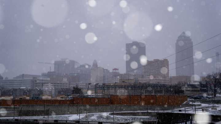 See photos as fresh snow falls over downtown Des Moines