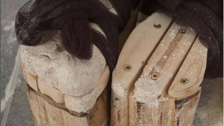 La alicantina Lola Carbonell gana el XXXIII Certamen de Artes Plásticas "Art Nalón" de Langreo con su obra "La manteta"