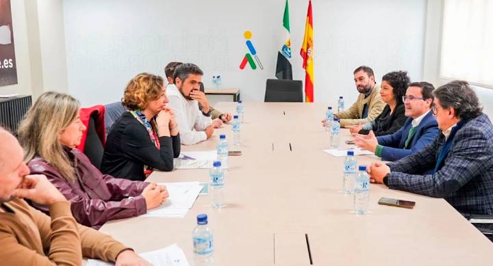 Gallardo alerta de un "grave retroceso social" y promete un Instituto de Servicios Sociales