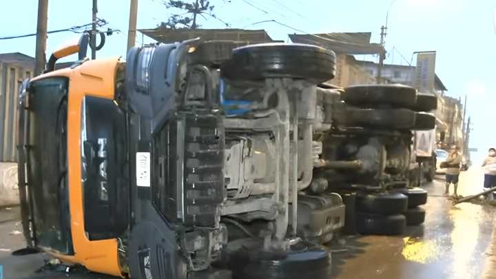 San Juan de Miraflores: Camión de basura se vuelca en plena avenida Miguel Iglesias