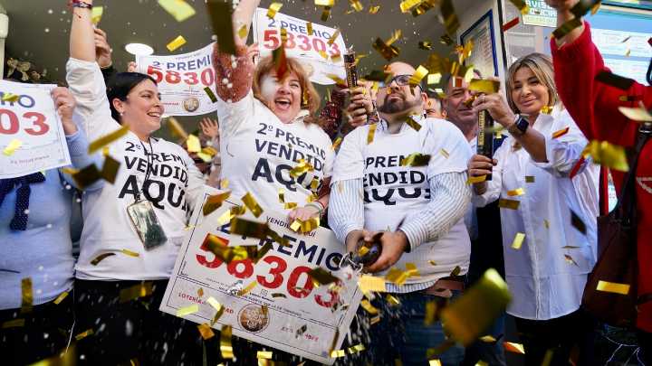 ¿Es mejor comprar lotería en grupo? Ventajas y riesgos de participar en peñas en la Lotería de Navidad 2025