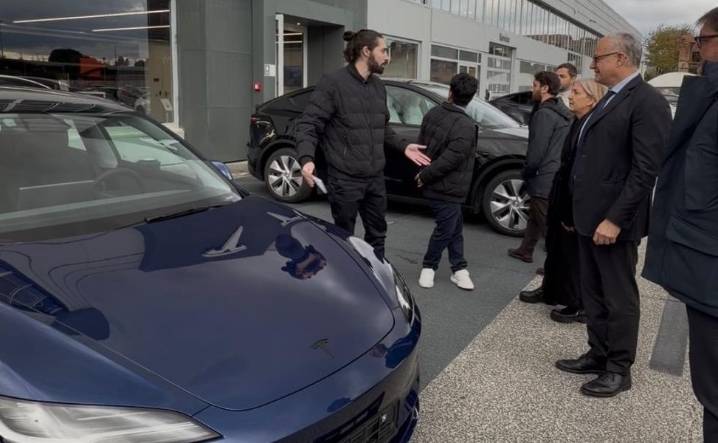 Tesla hosts Rome Mayor for first Italian FSD Supervised road demo