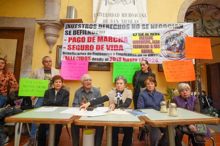 Familiares de trabajadores fallecidos de la UMSNH exigen pagos retenidos desde 2018