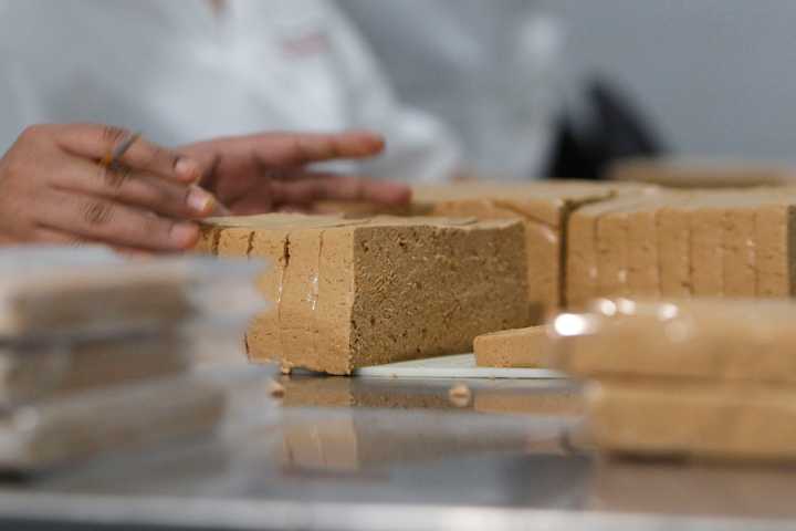 El precio del turrón sube un 16 % por el alza de la almendra y el huevo, según la OCU