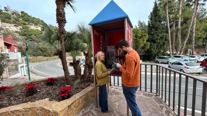 De cabina telefónica a biblioteca: Serra crea un punto de intercambio de libros