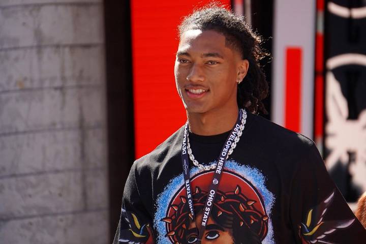 Deadspin | Signing day notebook: No. 1 WR Chris Henry sticks with Ohio State