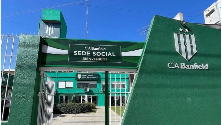 Allanaron la sede de Banfield, club relacionado a la causa Sur Finanzas
