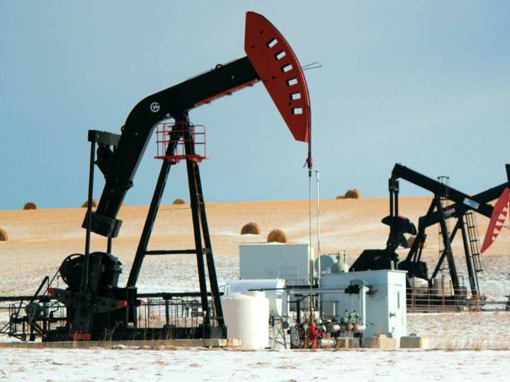 Oil ticks up as traders weigh geopolitical tensions