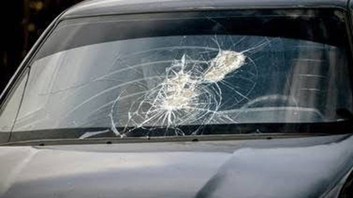 No lo dejaron entrar a la fiesta de egresados y se la agarró con los autos