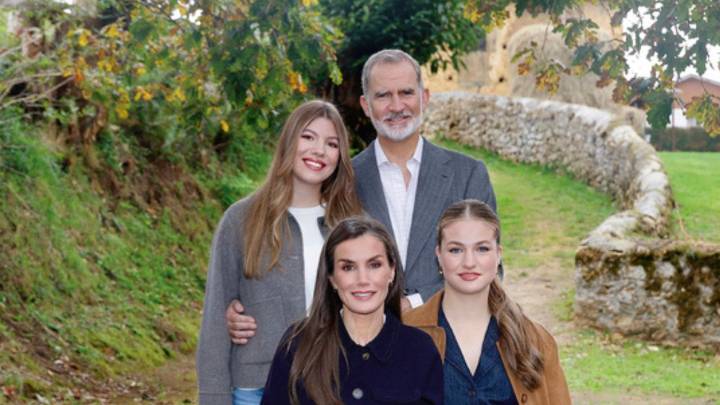 Los Reyes eligen una foto junto a sus hijas en Valdesoto para felicitar este año la Navidad
